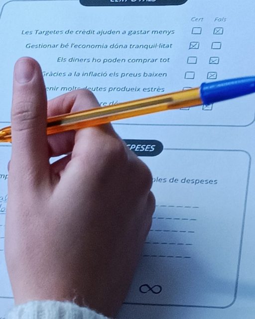 El passat 24 de març, l’AMPA, conjuntament amb l’Institut Ribera Baixa, va organitzar el taller “𝐅𝐢𝐧𝐚𝐧𝐜𝐞𝐬 𝐩𝐞𝐫𝐬𝐨𝐧𝐚𝐥𝐬 𝐛𝐚̀𝐬𝐢𝐪𝐮𝐞𝐬” per a l’alumnat de 𝟭𝗿 𝗱𝗲 𝗕𝗮𝘁𝘅𝗶𝗹𝗹𝗲𝗿𝗮𝘁 amb la Marta Domingo @martadomingo.coach 

Durant la sessió, l’alumnat va treballar aspectes clau com els ingressos i les despeses, el pressupost, l’estalvi i el consum responsable, des d’un enfocament pràctic i proper.

Va ser una experiència molt positiva, i l’alumnat va participar amb interès al llarg de tota la sessió.

Moltes gràcies, Marta, per compartir la teva visió d’una manera tan natural i útil.
Gràcies també a l’Institut per fer possible aquesta iniciativa, i al nostre alumnat per implicar-s’hi amb ganes! 

#EducacióFinancera #InstitutRiberaBaixa #AMPA #MartaDomingo #Batxillerat #Participació #AprendreÉsCréixer

@ins.ribera.baixa @martadomingo.coach