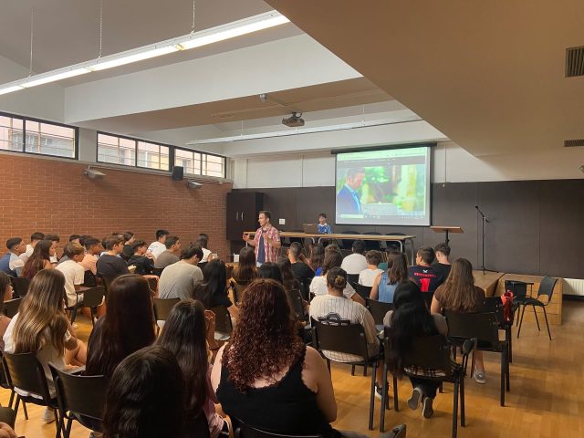 Hoy ha tenido lugar una charla con 𝐀𝐫𝐭𝐮𝐫𝐨 𝐏𝐚𝐝𝐢𝐥𝐥𝐚, autor de “𝐍𝐚𝐝𝐚𝐫 𝐨 𝐦𝐨𝐫𝐢𝐫”, libro que el alumnado de 2º de la ESO ha estado leyendo en la asignatura de Castellano durante el segundo trimestre.

El autor @arturopadilladejuan ha compartido una charla con el alumnado sobre la lectura, en una sesión cercana y muy enriquecedora, que ha finalizado con la firma de ejemplares.

La actividad ha sido todo un éxito, con una gran participación e interés por parte del alumnado.

Gracias a 𝐀𝐫𝐭𝐮𝐫𝐨 𝐏𝐚𝐝𝐢𝐥𝐥𝐚 por acompañarnos en esta experiencia y por tu cercanía y tu forma de conectar con el alumnado.

Y gracias por hacerlo posible a la profesora Marta Muñoz, el instituto y el AMPA. 

 #Lectura #FomentDeLaLectura #ArturoPadilla #NadarOMorir #Educación #LecturaJuvenil #Aprendizaje #ComunitatEducativa